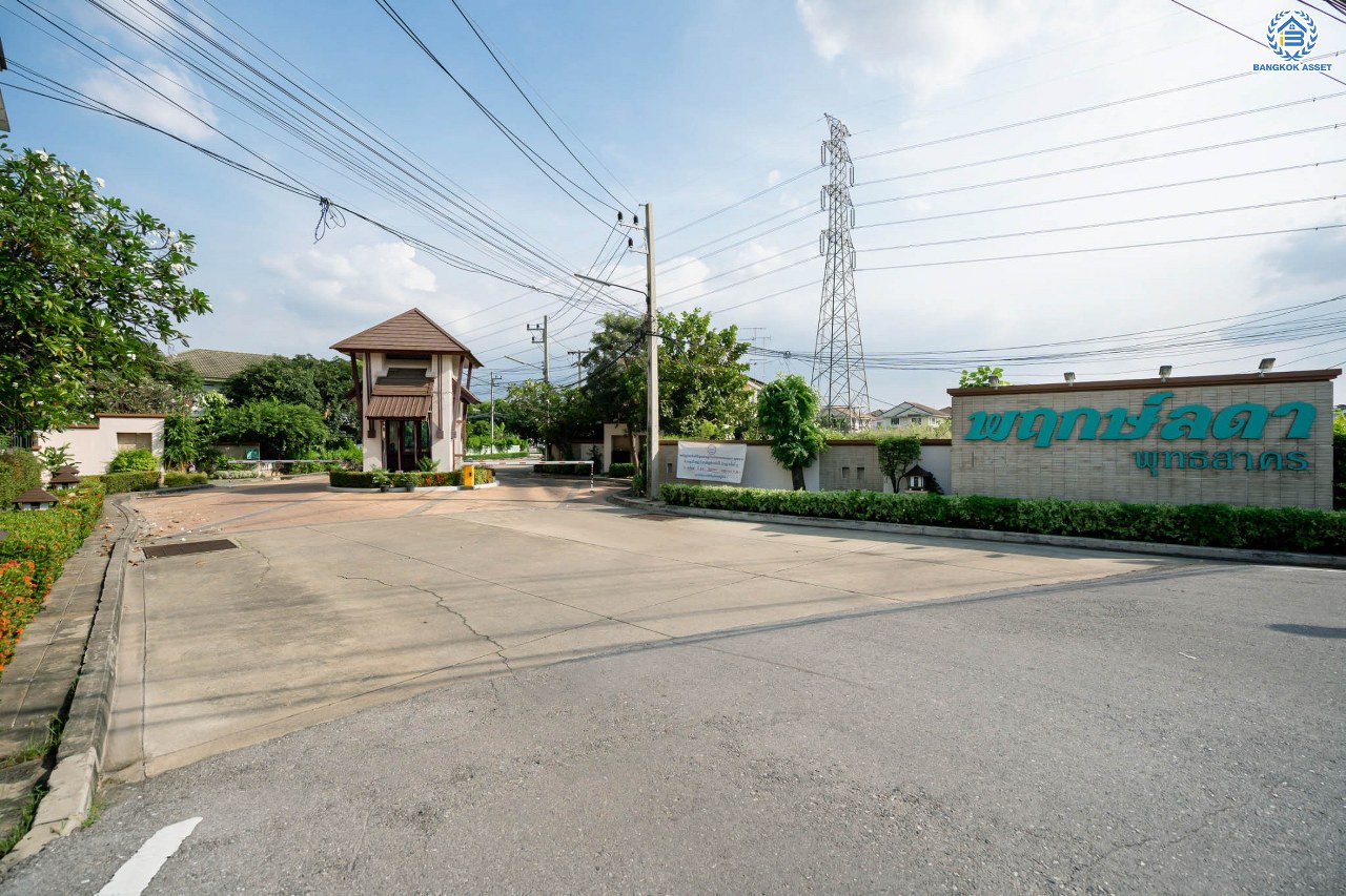 บ้านมือสองตกแต่งใหม่ โครงการ พฤกษ์ลดา พุทธสาคร แบรนด์ LH รองรับทุกความสุข เนื้อที่ 53.1 ตร.ว. ฟังก์ชัน 3 ห้องนอน 2 ห้องน้ำ จอดรถได้ 2 คัน บนทำเลใกล้ The Mall บางแค และเชื่อมต่อถนนเพชรเกษม, ถนนพุทธมณฑลสาย4 ใกล้โครงการรถไฟฟ้าสายสีน้ำเงิน "สถานีหลักสอง"